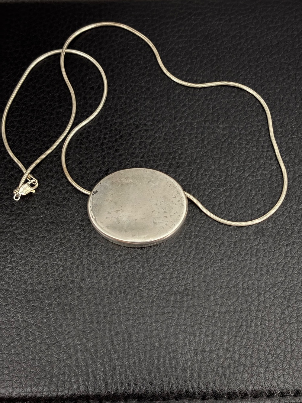 Silver-Tone Oval Pendant Necklace - Elegant Women Jewelry